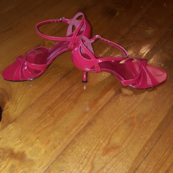 $5 ITEM. Red leather, heeled sandals - Picture 3 of 8