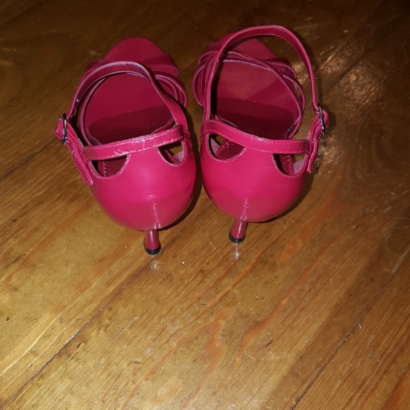 $5 ITEM. Red leather, heeled sandals - Picture 4 of 8