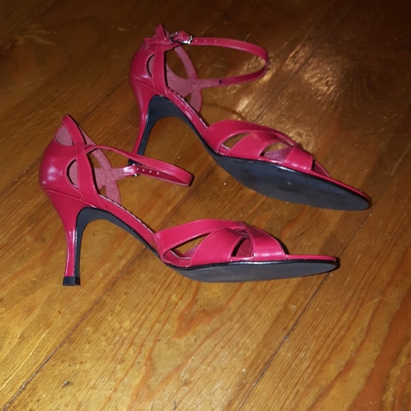 $5 ITEM. Red leather, heeled sandals - Picture 6 of 8