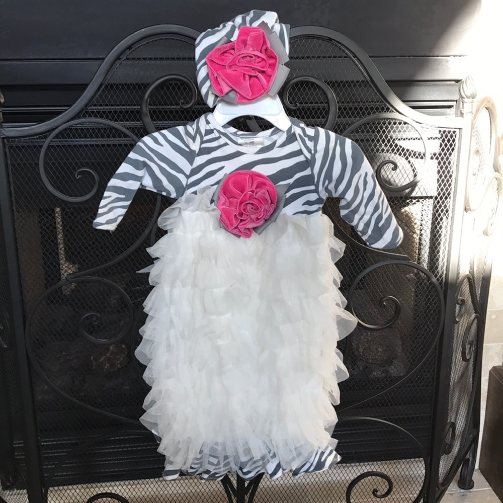 Infant gown set. (0-3 months)