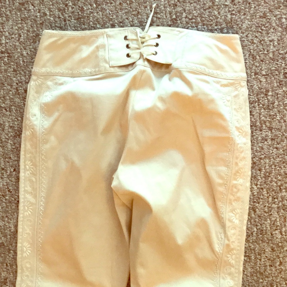 Cache size 10 embroidered cream slacks
