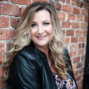 Meet your Posher, Lora