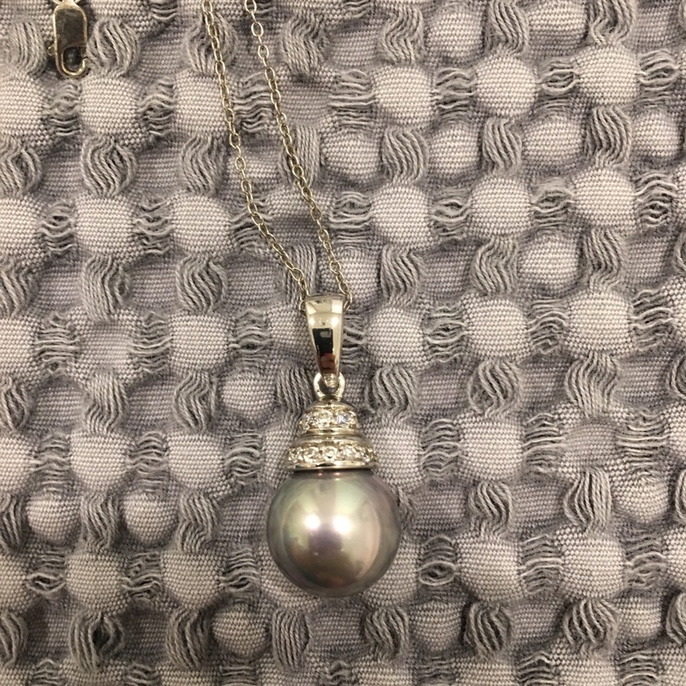 Black pearl pendant with White gold details.