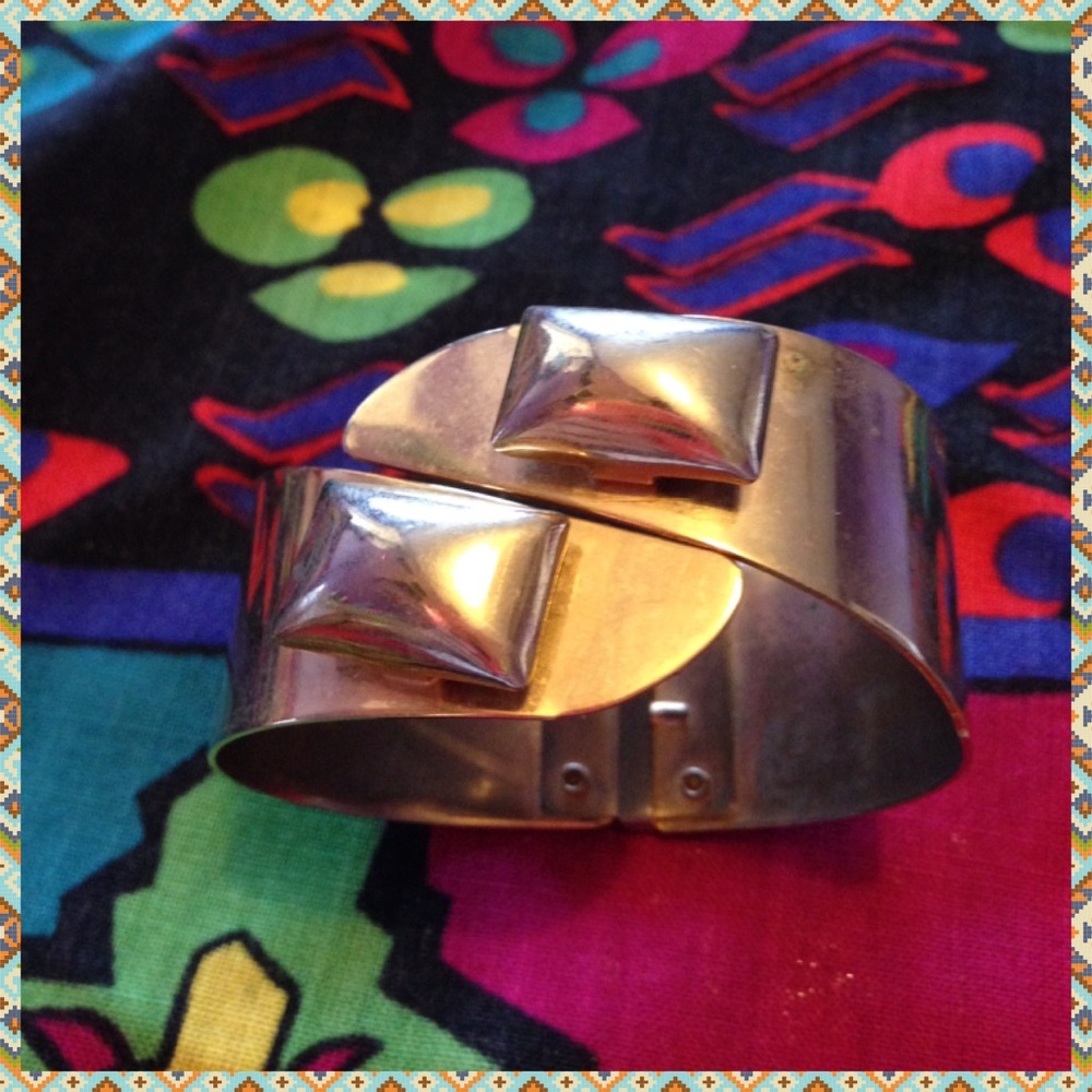 Gold colored vintage hinged bangle bracelet