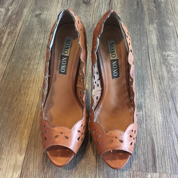 Brown Floral XOXO Heels | Sz 7.5 - Picture 1 of 3