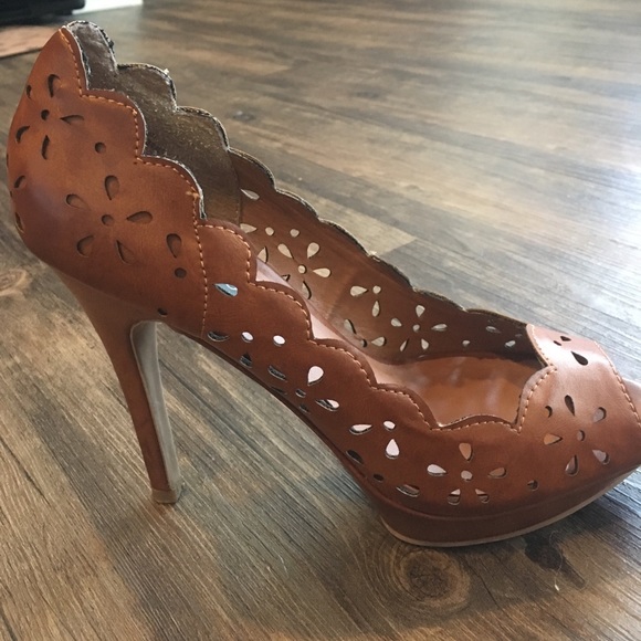 Brown Floral XOXO Heels | Sz 7.5 - Picture 3 of 3