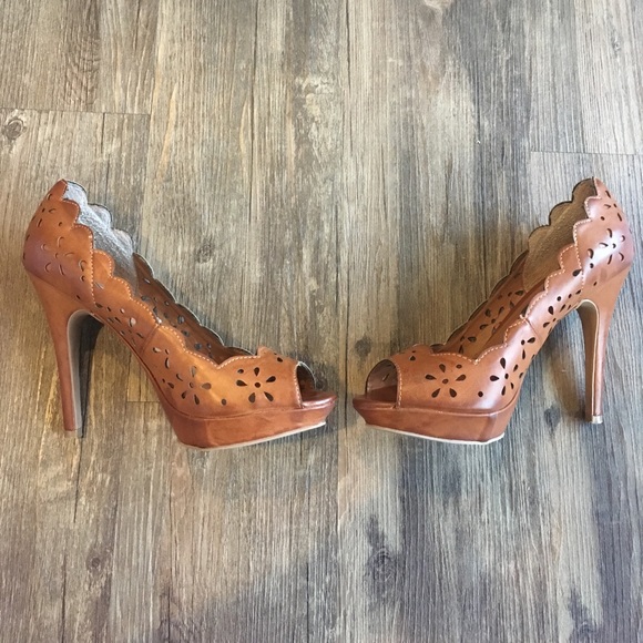 Brown Floral XOXO Heels | Sz 7.5 - Picture 2 of 3