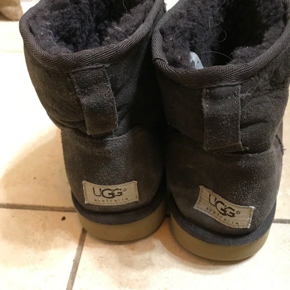 Brown short uggs size 10 - Picture 2 of 3
