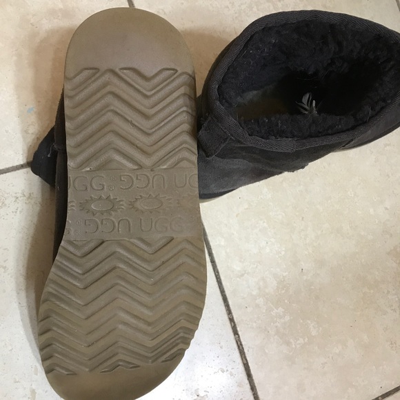 Brown short uggs size 10 - Picture 3 of 3