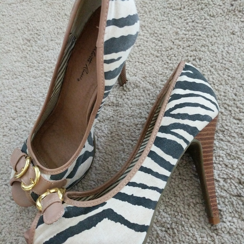 Shoes.. 4 - Picture 5 of 7