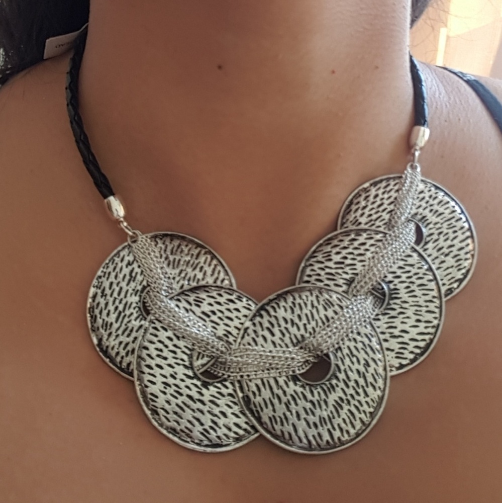 Common thread necklace