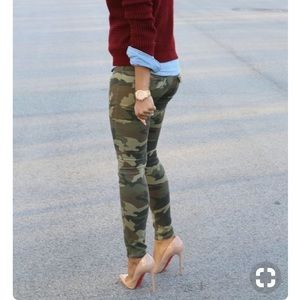 ☄️New York & Company Camo Pants☄️