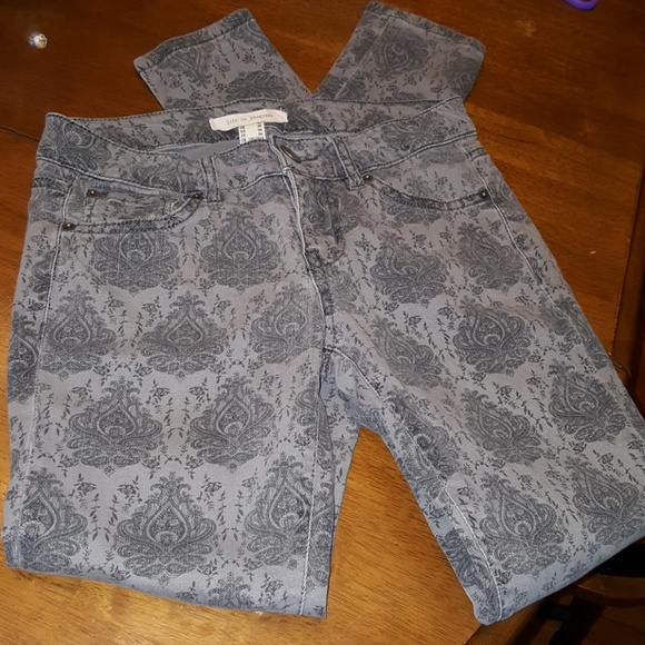 $5 ITEM. Gray life in progress jeans. MUST BUNDLE WITH TWO OTHER ITEMS - Picture 4 of 8