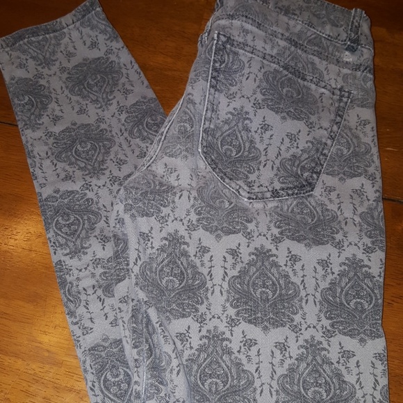 $5 ITEM. Gray life in progress jeans. MUST BUNDLE WITH TWO OTHER ITEMS - Picture 5 of 8