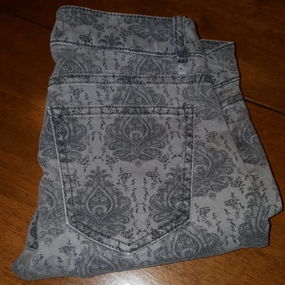 $5 ITEM. Gray life in progress jeans. MUST BUNDLE WITH TWO OTHER ITEMS - Picture 6 of 8