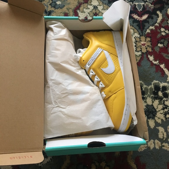 Nike supreme Yellow - Picture 2 of 2