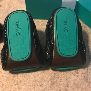 Tieks obsidian black patent size 6