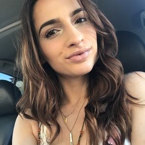 Meet your Posher, Caitlin