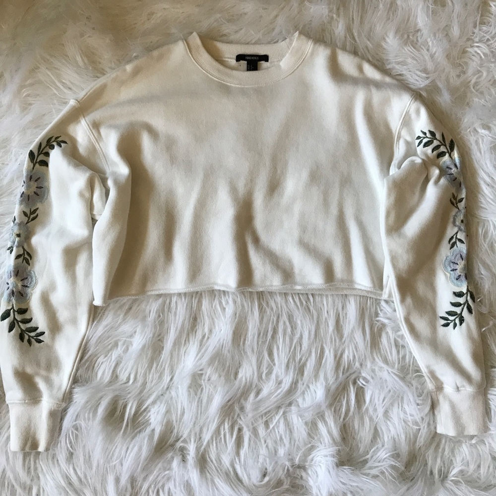Cropped Sweatshirt with Embroidered Sleeves