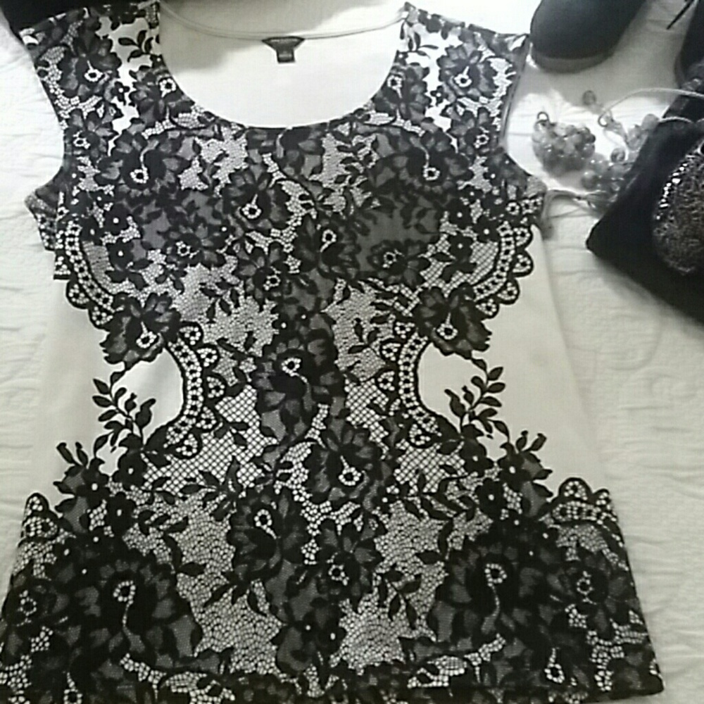 Ann Taylor Sleeveless Black and White T Top.