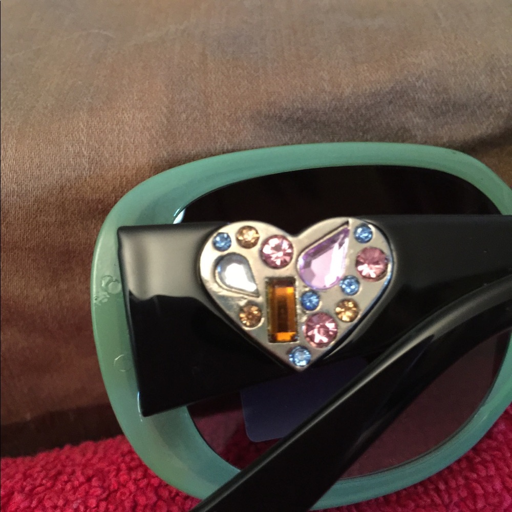 Sunglasses 😎 BOGO today only.