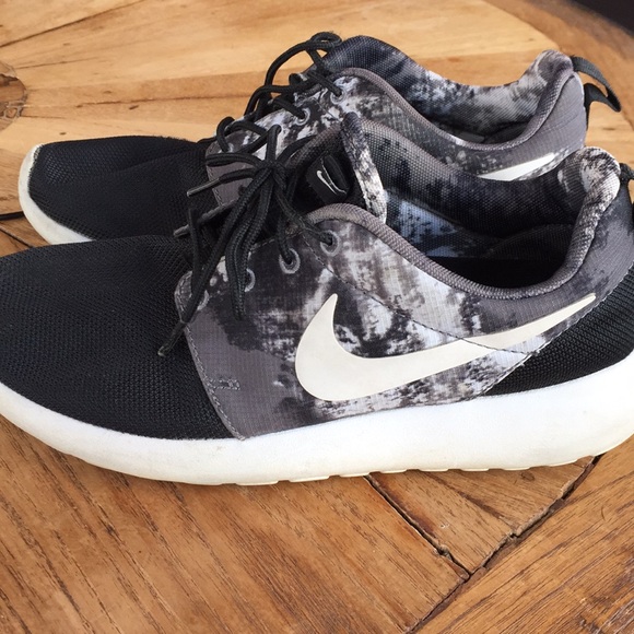 Nike Shoes - Nike Roshe Runs