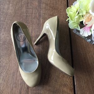 Jessica Simpson nude patented leather heels
