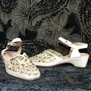 Pikolinos size 8 white flower design sandals
