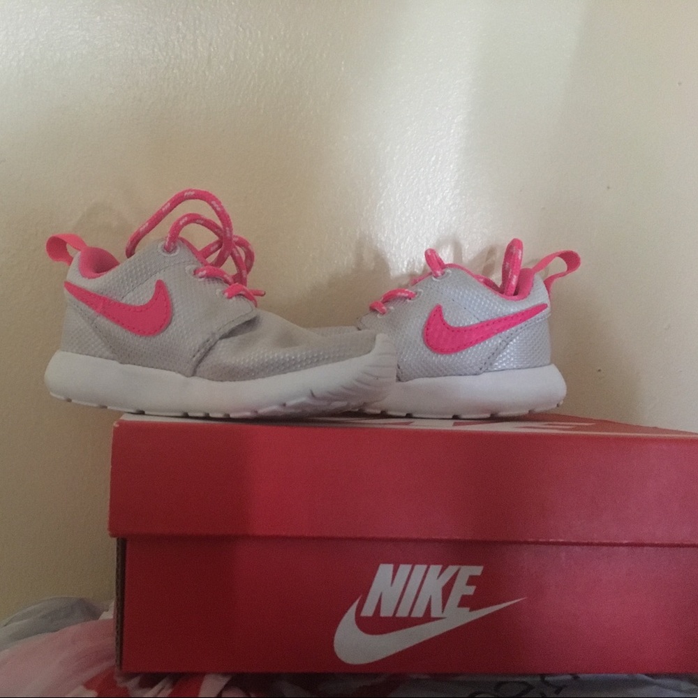 Nike Silver & Pink Roshe Sneakers