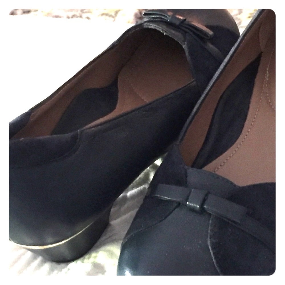 Leather/suede navy pumps