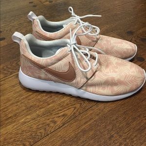 Nike patterned shoe. Brand new! Never worn.