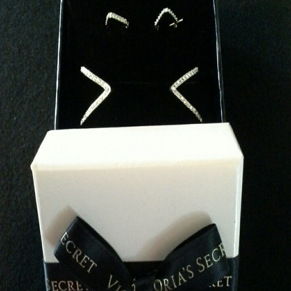 NWT VS Earring & Bracelet set