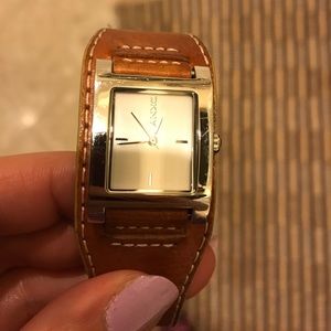 Beautiful used watch needs batteries Beautiful used watch needs batteries