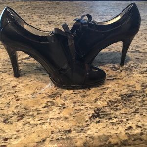 Tahari "Larry" Tux Heel Black