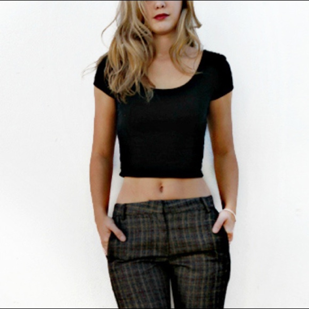Simple black short sleeved crop top!