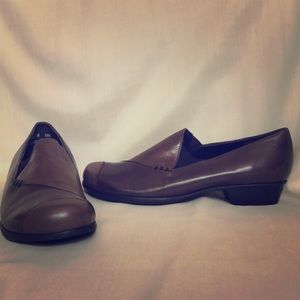 Munro American size 8.5 brown leather loafers