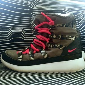NIKE ROSHE ONE HI