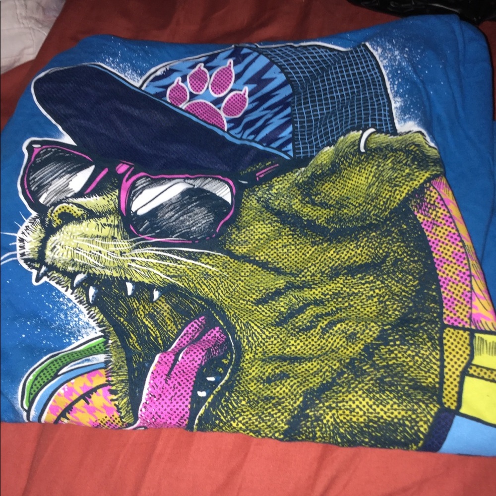 Graphic T featuring cat