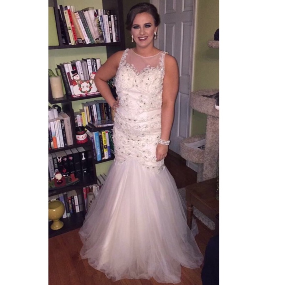 Prom dress includes jewelry