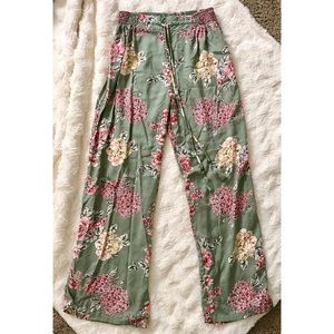 High-Waisted Floral Pants 🌿