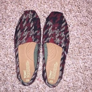 Toms- size 9, fit like a 8.5