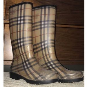 Size 6 1/2 (40) Burberry rain boots