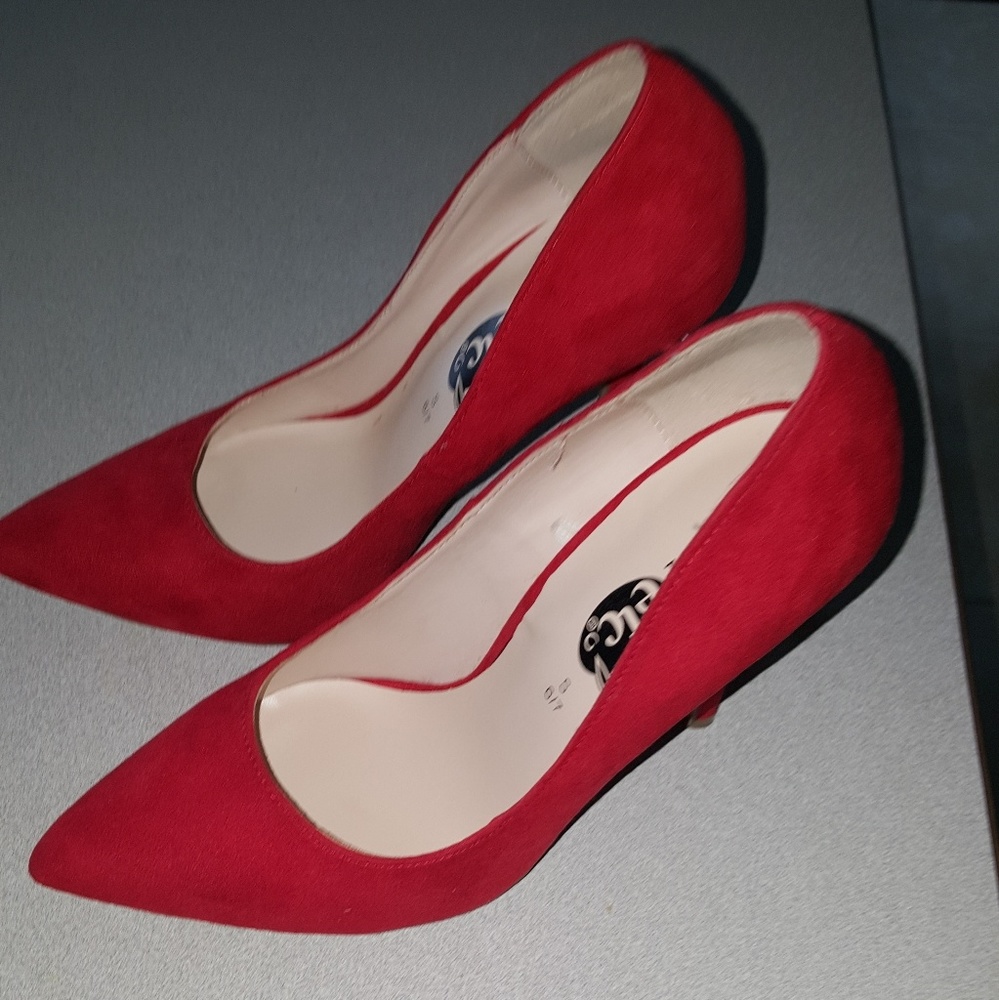Red pumps