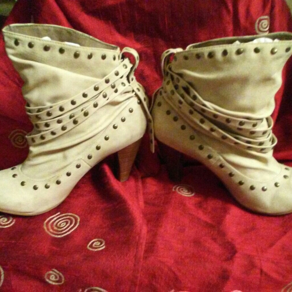 Shoes - Picture 3 of 4