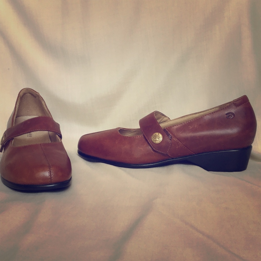 Aravon size 9B cognac leather Mary Janes