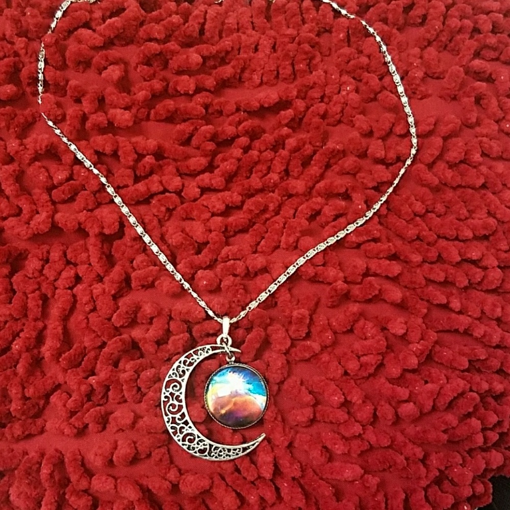 Adorable crescent moon necklace - Picture 1 of 2