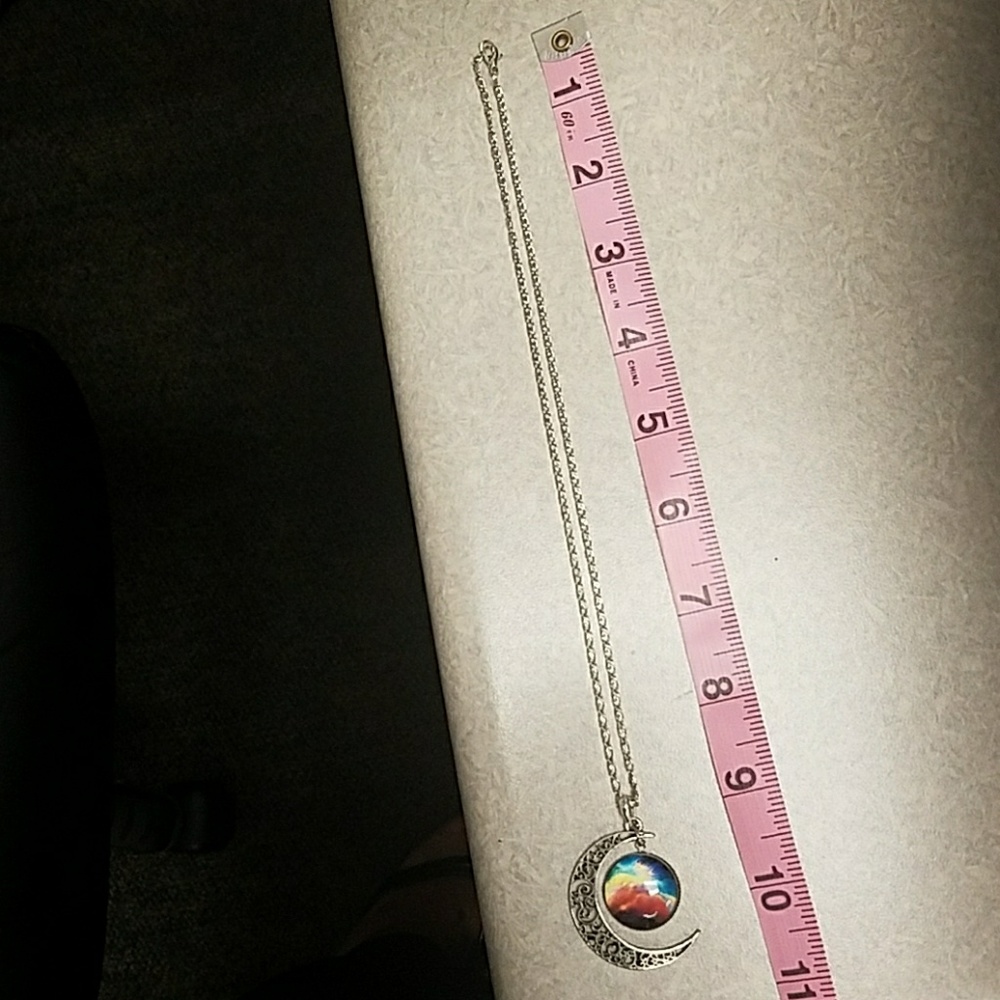 Adorable crescent moon necklace - Picture 2 of 2