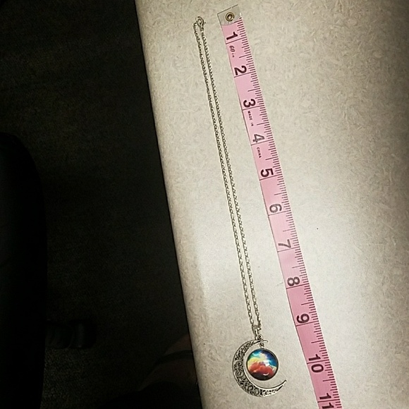 Adorable crescent moon necklace - Picture 2 of 2