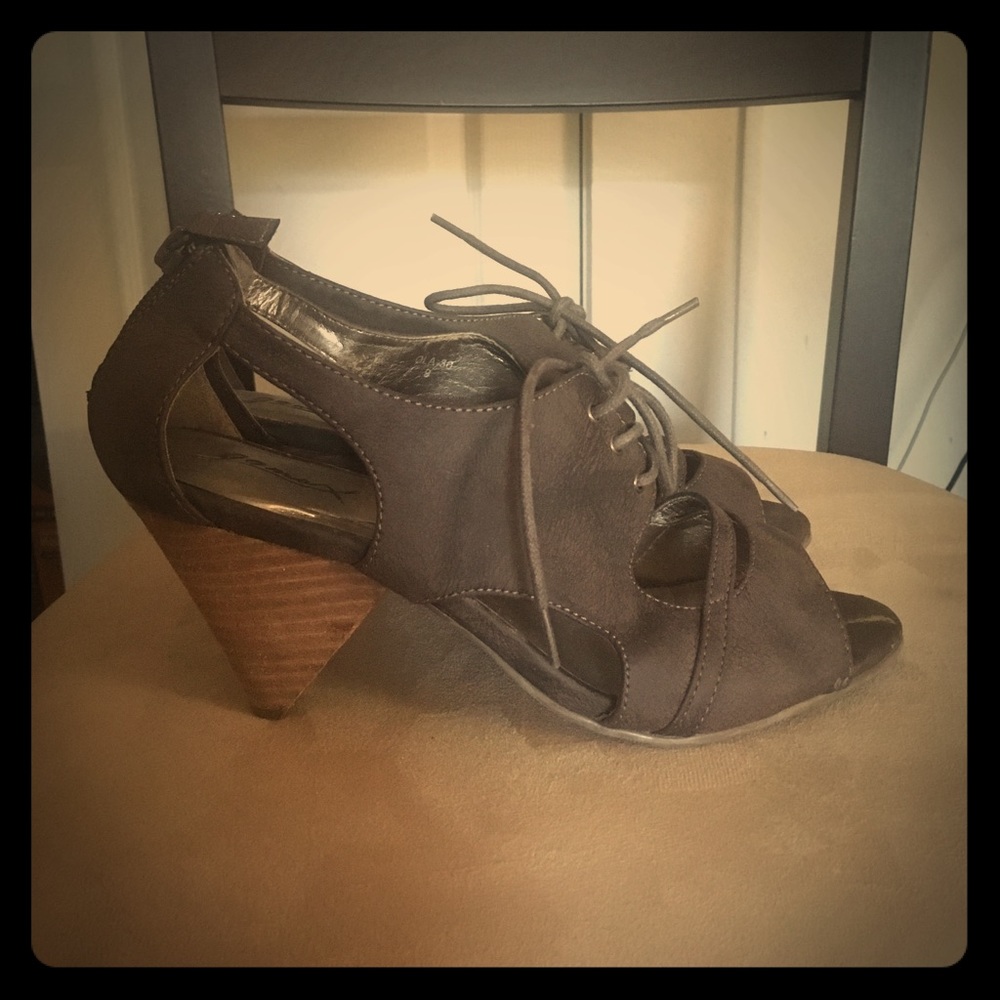 Lace up grey and wooden go Jane heel