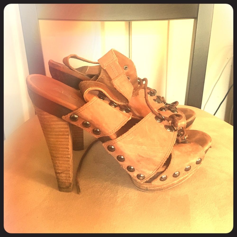 ALDO laceup platform